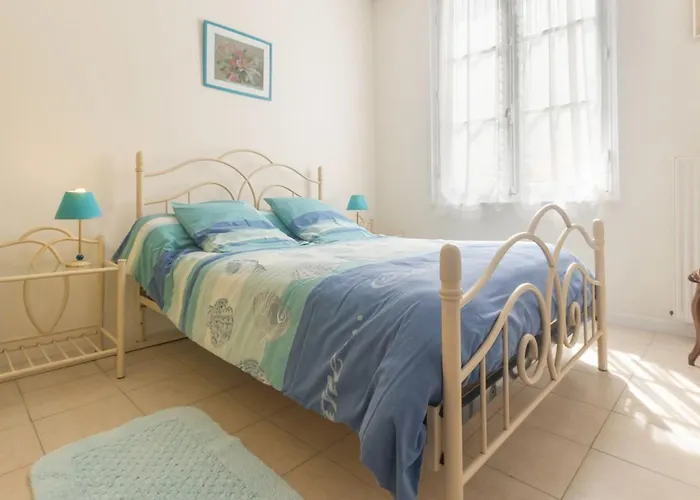 Familial A 30m De La Avec Cour Fleurie, Proche Commerces Et Peche A Pied - Fr-1-306-833